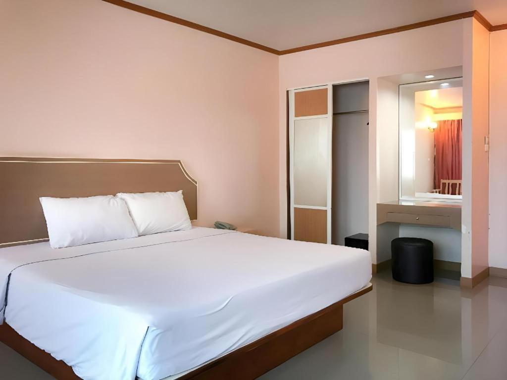 J Two S Pratunam Hotel