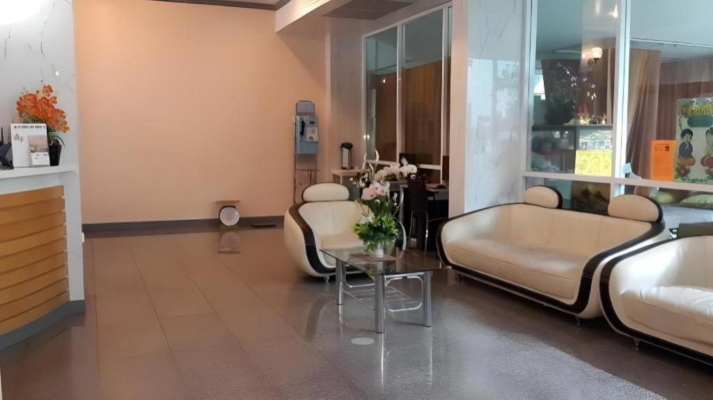 J Two S Pratunam Hotel